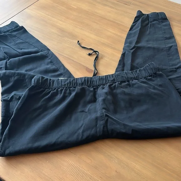 Banana Republic black lightweight cargo zippered pants in Large - Picture 2 of 5
